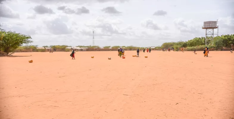 Um das Wasser aus einer Wasserstelle in Dagahaley zu transportieren, werden die Wassergefäße von den Bewohner*innen des Camps auf den Boden gerollt.
