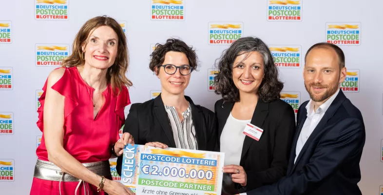 Übergabe der Spende Postcode Lotterie an Ärzte ohne Grenzen