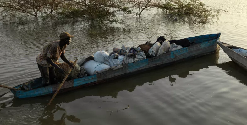 Ein Mann tritt in einem Kanu die Flucht vor der Flut an