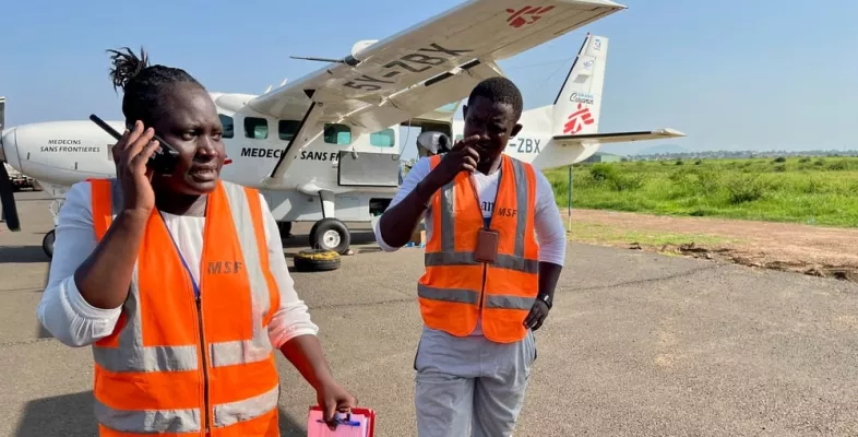 Unsere Flugkoordinatorin Stella Mwikali auf einem ihrer Einsätze