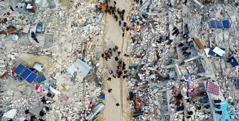 Nach den schweren Erdbeben in Syrien und in der Türkei behandeln unsere Teams Verletzte und unterstützen lokale Gesundheitseinrichtungen vor Ort. Nach den schweren Erdbeben in Syrien und in der Türkei behandeln unsere Teams Verletzte und unterstützen lokale Gesundheitseinrichtungen vor Ort.
