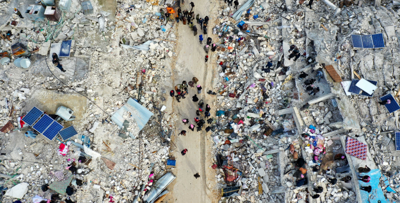Nach den schweren Erdbeben in Syrien und in der Türkei behandeln unsere Teams Verletzte und unterstützen lokale Gesundheitseinrichtungen vor Ort. Nach den schweren Erdbeben in Syrien und in der Türkei behandeln unsere Teams Verletzte und unterstützen lokale Gesundheitseinrichtungen vor Ort.