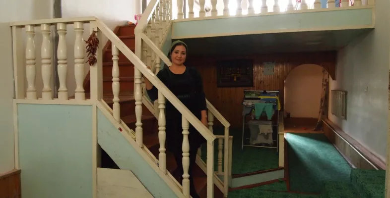 Dilarma steht auf einer Treppe im Krankenhaus in Nuklus