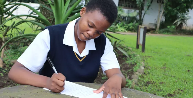 Südafrika: Schülerin macht sich Notizen zu Tuberkulose