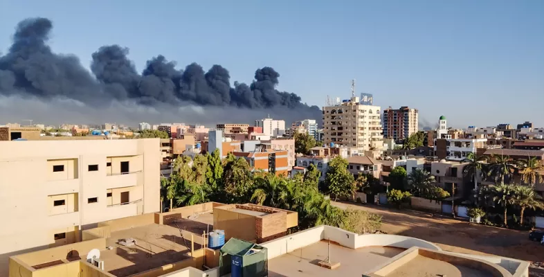 Eine Rauchschwade zieht über die Dächer der Hauptstadt des Sudans.