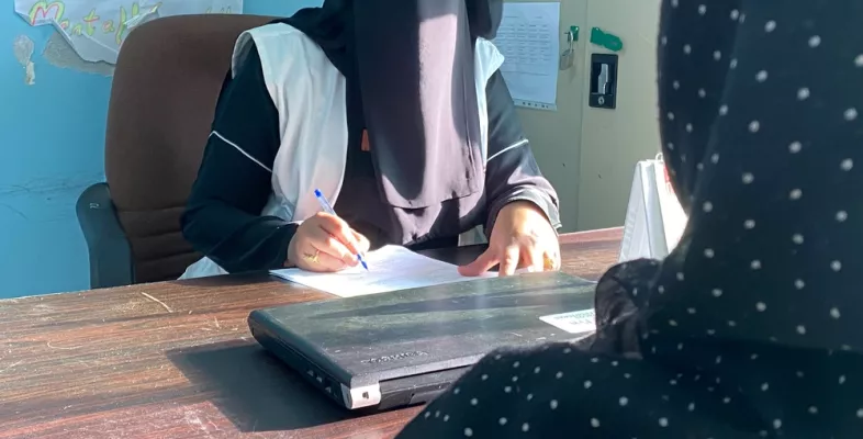 Psychologin Rasmia Ali Mohammed im Gespräch mit einer Patientin