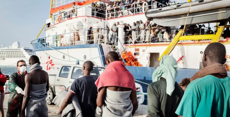 Unser Rettungsschiff erreicht den Hafen von Trapani, Italien.
