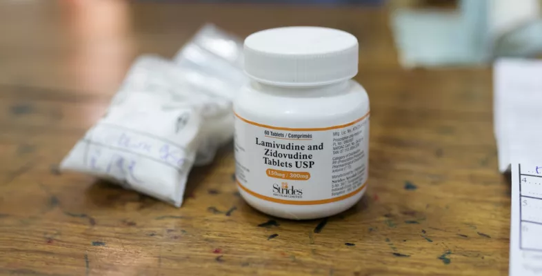 Beschriftete Pillendose mit antiretroviralen Medikamenten