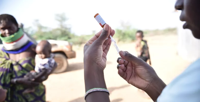 Krankenschwester zieht Impfstoff in einer Spritze auf.