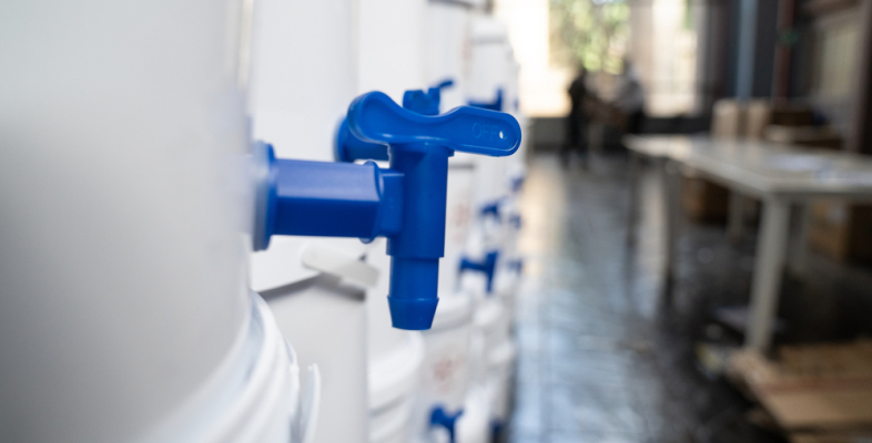 An die Wand gestapelte Cholera-Hygienesets