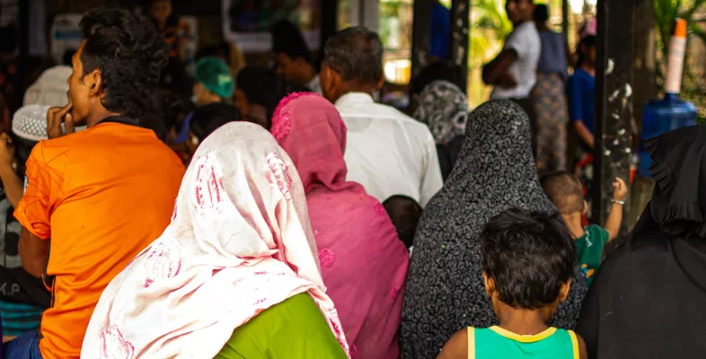 Eine Gruppe Rohingya wartet in Kyein Ni Pin, Myanmar vor einer mobilen Klinik