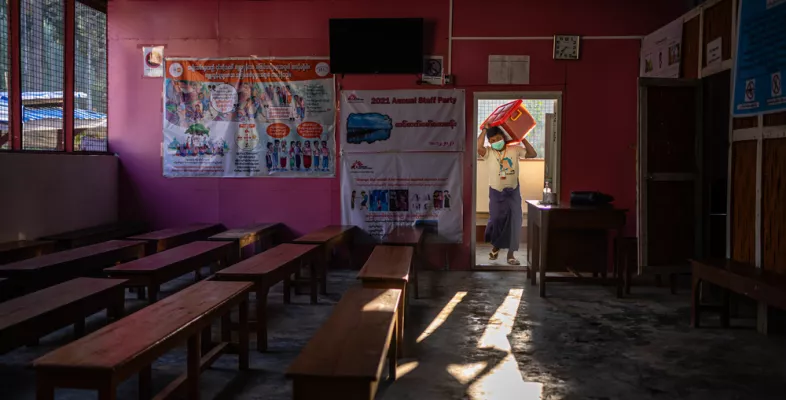 Ein Mitarbeiter trägt Vorräte