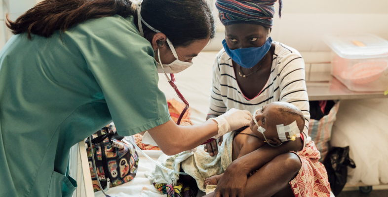 Spenden an Ärzte ohne Grenzen werden da eingesetzt, wo sie am dringendsten gebraucht werden. Eine Ärztin untersucht ein Baby