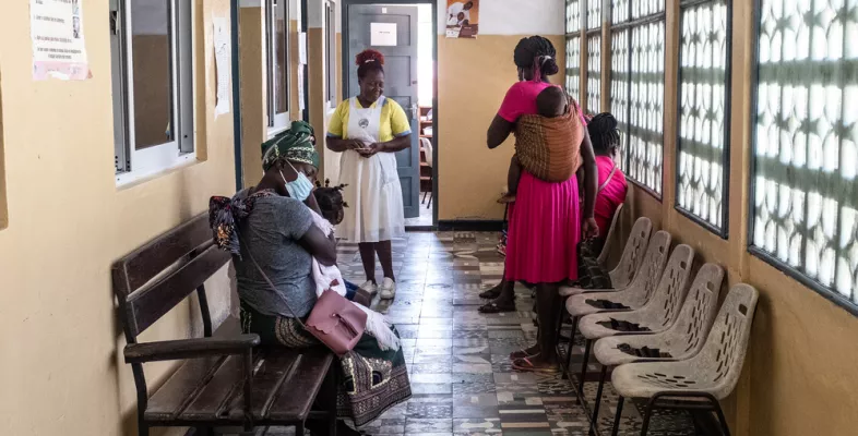 Hebamme spricht mit Patientinnen, die zur prä- und postnatalen Betreuung im Gesundheitszentrum Chingussura in Beira, Mosambik behandelt wird.