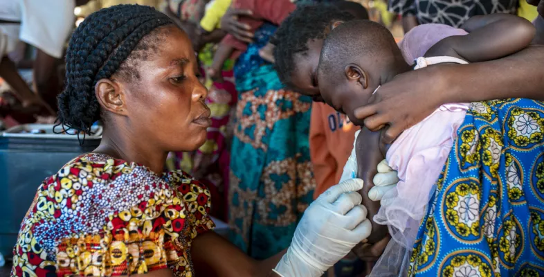 Medizinische Nothilfe Afrika: Krankenschwester impft Kleinkind