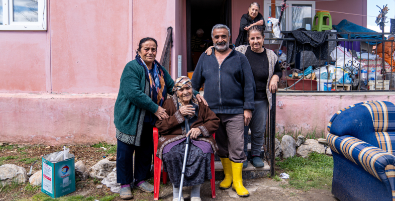 Familie vor zerstörtem Haus Erdbeben Türkei