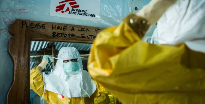 Mitarbeiterin im Ebola-Einsatz in Schutzkleidung