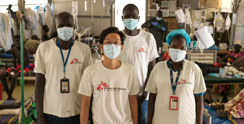 Seriöse Spendenorganisation: Vier Mitarbeitende zwischen Patient*innen-Betten