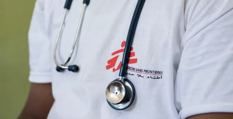 Nahaufnahme Oberkörper eines Mitarbeitenden mit Stethoskop