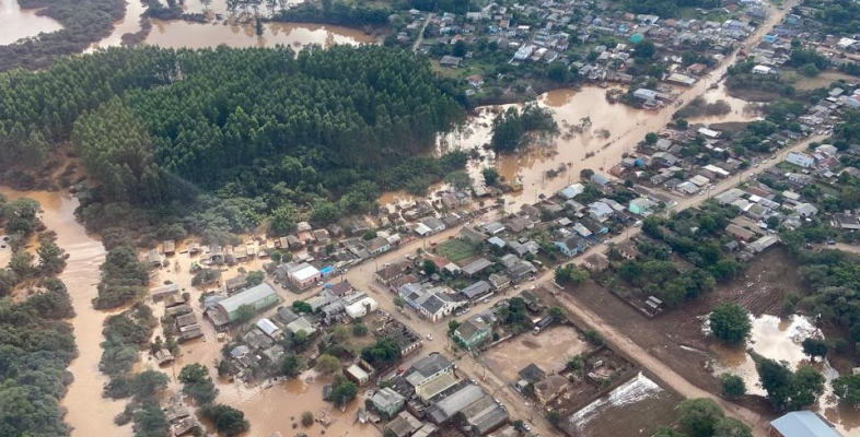 Blick aus dem Hubschrauber auf überschwemmte Gebiete in Rio Grande do Sul