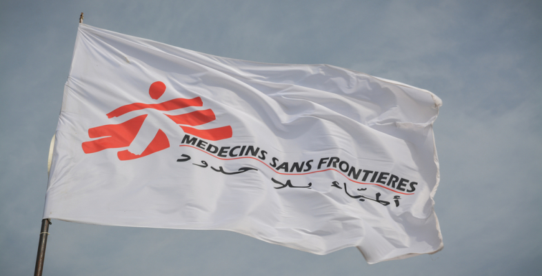 Um Orte zu kennzeichnen, an denen wir als neutrale Hilfsorganisation arbeiten, verwenden wir auch Fahnen mit unserem Logo, wie hier im Ost-Sudan Advocacy-Arbeit: Flagge Ärzte ohne Grenzen im Geflüchtetencamp