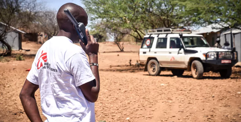 Mitarbeiter telefoniert mit Satellitentelefon nicht-medizinische Berufe