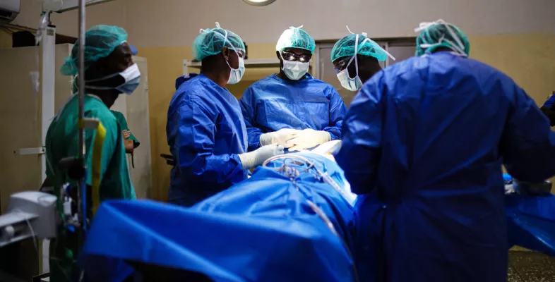 Unser Team behandelt Menschen, die eine Noma Erkrankung durgemacht haben, in Nigeria. Chirurgen und OP-Pfleger*innen an OP-Tisch