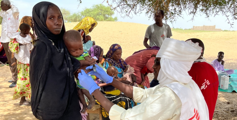 Mariam Abdoulkarims mit ihrem mangelernährten Sohn auf dem Arm
