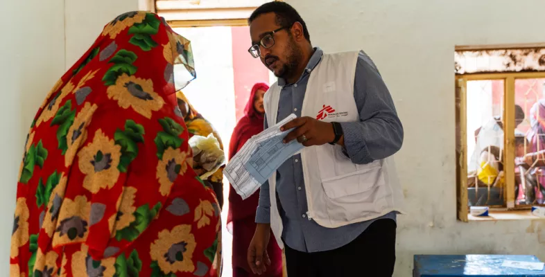 Ahmed Ibrahim im  Gespräch mit einer Patientin