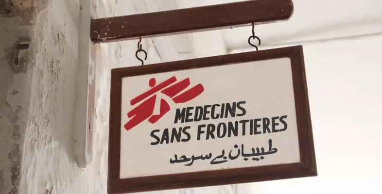Schild an Hauswand mit Aufschrift "Medecins Sans Frontieres"