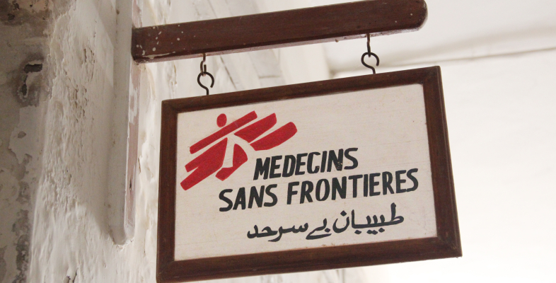 Schild an Hauswand mit Aufschrift "Medecins Sans Frontieres"