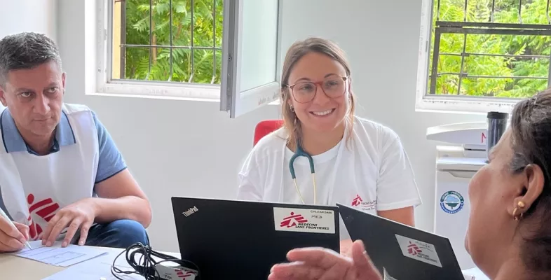 Zwei Mitarbeitende im Gespräch mit Patientin in Aufnahmezentrum Bulgarien