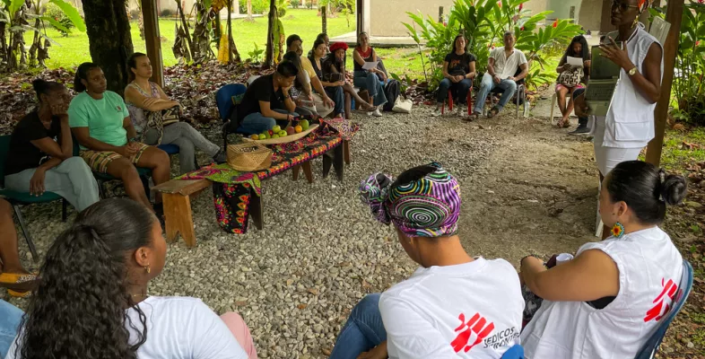 Kolumbien: Mitarbeitende spricht in Kreis von afro-kolumbianischen und indigenen Gemeinschaften