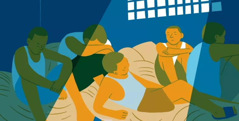 Menschen sitzen am Boden in einer Zelle, durch ein Gitterfenster scheint Licht