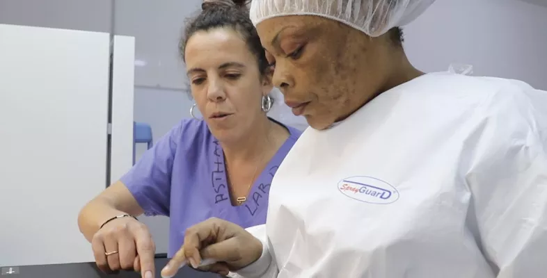 Mitarbeiterinnen benutzen die App Antibiogo 