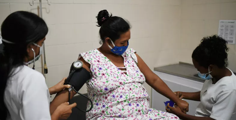 Venezuela: Blutdruck-Messen bei hochschwangerer Frau