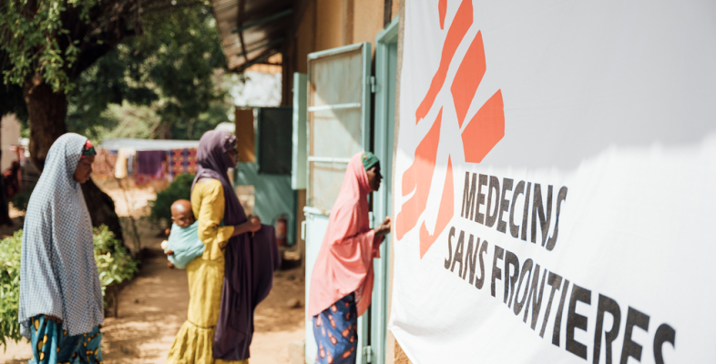 Niger: Patientinnen betreten Krankenhaus