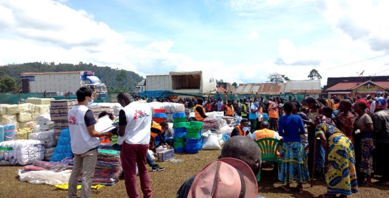 Uganda: Mitarbeitende, Geflüchtete und Hilfsgüter in Camp