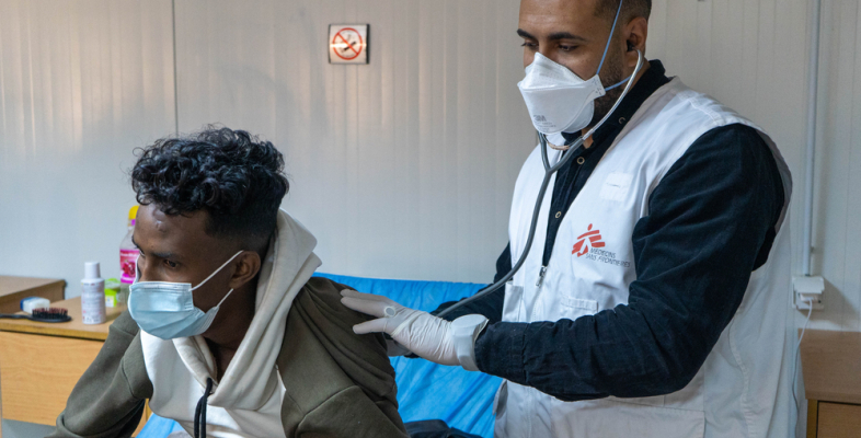 Einer unserer Ärzte untersucht einen Patienten auf Tuberkulose