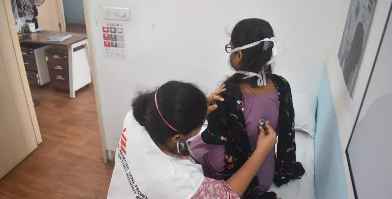 Unsere Ärztin horcht eine Patientin ab.