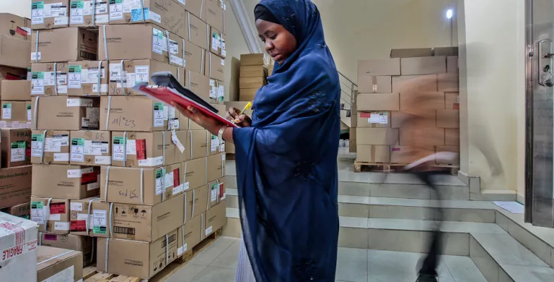 Mitarbeiterin im Medikamentenlager in Katsina, Nigeria