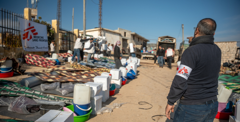 Im Westen Aleppos verteilen wir Hilfsgüter an Menschen, die kürzlich in ihre Heimat zurückgekehrt sind. 