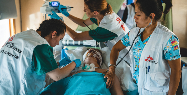 Ukraine. Unser Team evakuiert per Zug schwer verwundete Patient*innen aus Gesundheitseinrichtungen in der Nähe der Front. Ein Transport dauert etwa 20 Stunden.