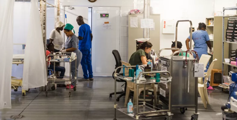 Mitarbeitende und Patient*innen in der Notaufnahme