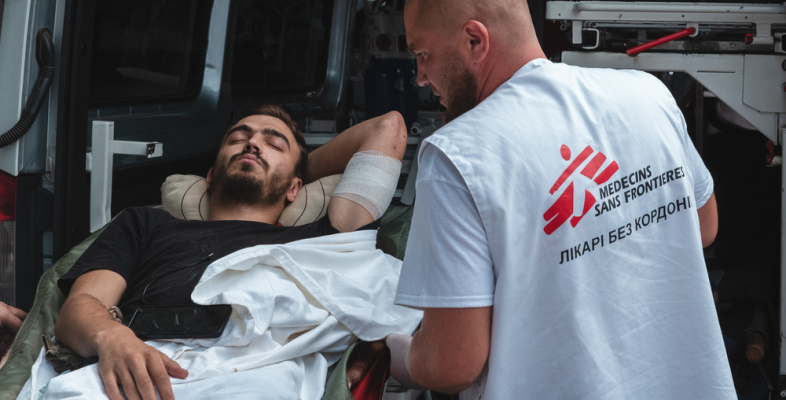Unser Team behandelt verletzte Menschen mit Hilfe unserer mobilen Teams.