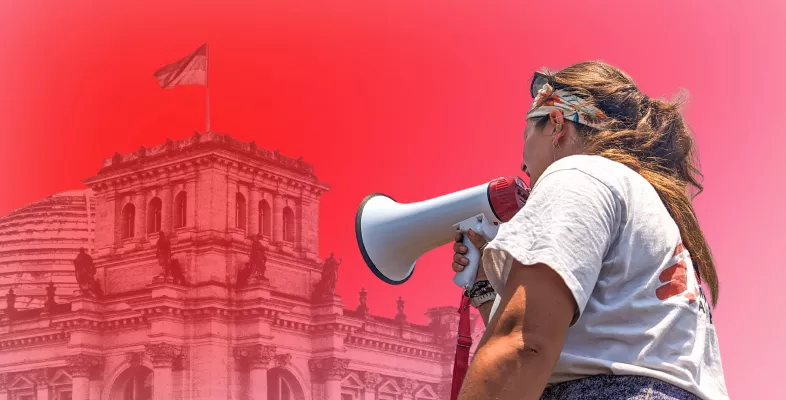 Hintergrund Reichstagsgebäude Vordergrund Frau mit Mikro