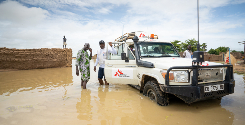 Mali: Geländewagen in einer Flutkatastrophe in Tenenkou