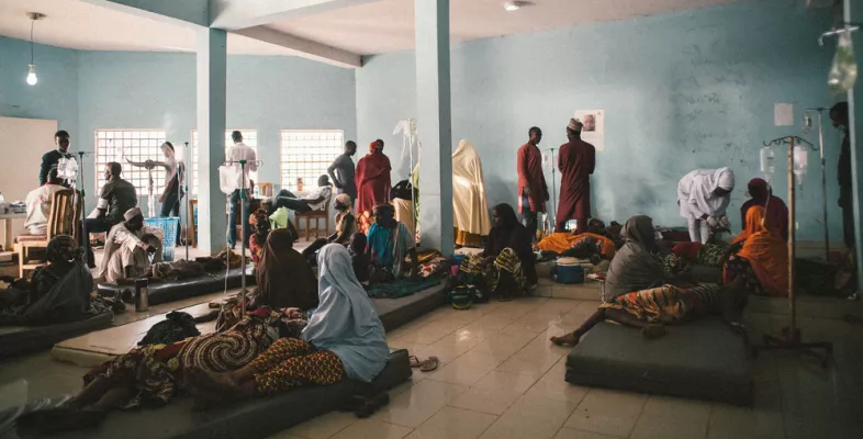 Etwa 20 Patient:innen warten in Behandlungszentrum