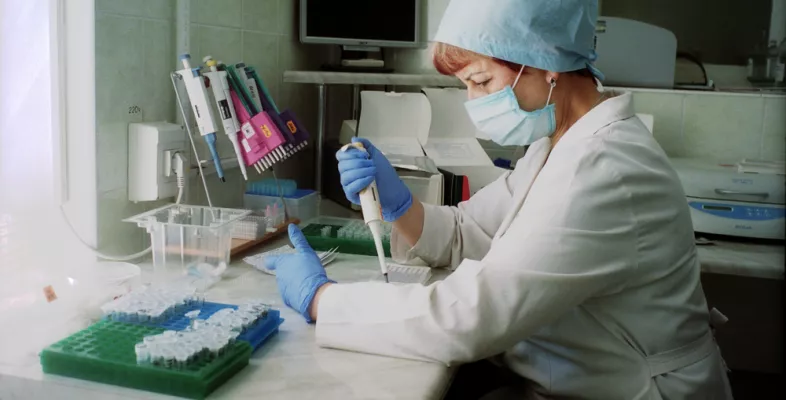 Laborantin untersucht Hepatitis C-Test