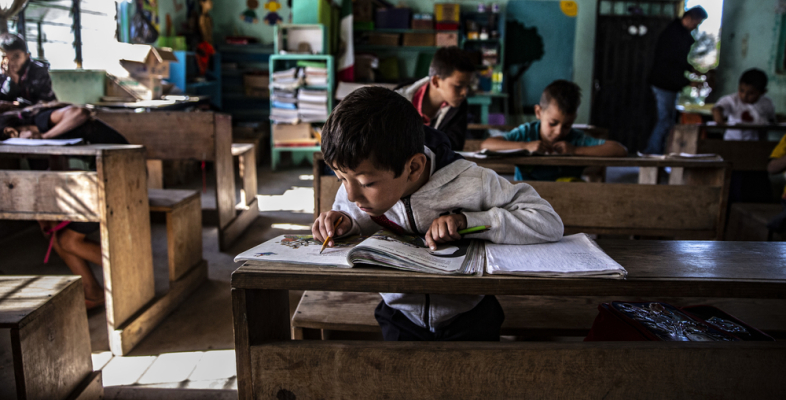 Mexiko: Gewalt und Unsicherheit wirkt sich auf die Bildung aus: Schulen werden geschlossen, da Schüler*innen und Lehrkräfte sie nicht erreichen können. Schüler*innen in Mexiko lernen konzentriert Bildungsangebote